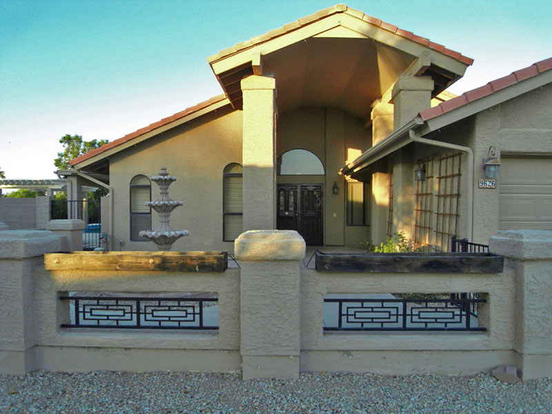 picture of front courtyard and vaulted entryway to Sun lakes home for sale